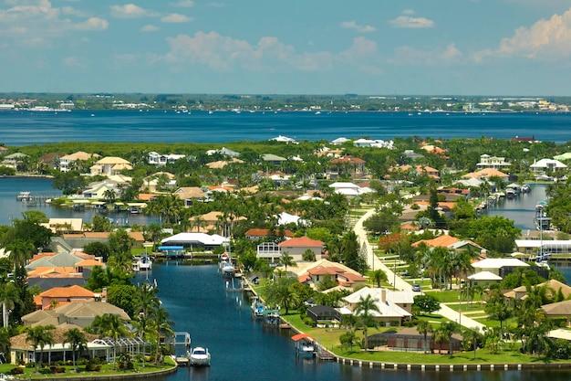 Vista aérea de suburbios residenciales con casas privadas ubicadas en la costa del golfo cerca de humedales de vida silvestre con vegetación verde en la orilla del mar Concepto de vida cerca de la naturaleza