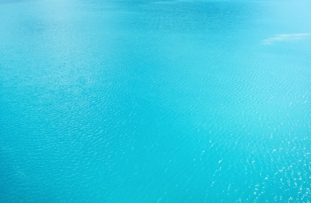 Vista aérea en la superficie del agua Mar turquesa como fondo Olas en el mar Olas como fondo Waterimage