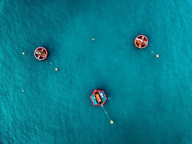 Vista aérea de la superficie del Mar Azul con boyas rojas