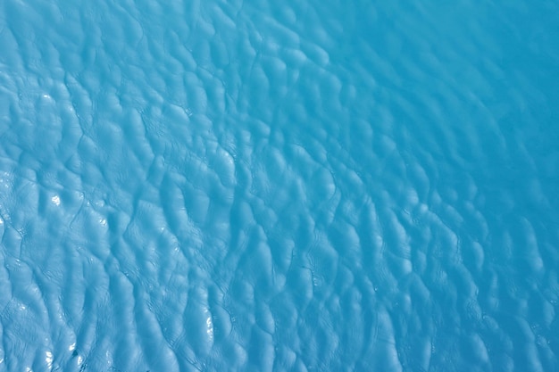 Vista aérea de la superficie del Mar Azul con olas de un dron vacío en blanco a un enfoque suave de fondo