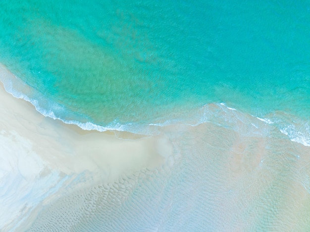 Vista aérea de la superficie del marFoto de vista de pájaro de las olas y la textura de la superficie del aguaFondo de mar turquesa Hermosa naturaleza Increíble vista de fondo del mar