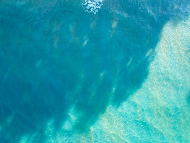 Vista aérea de la superficie del marFoto de vista de pájaro de las olas y la textura de la superficie del aguaFondo verde del mar Hermosa naturaleza Increíble vista del fondo del océano