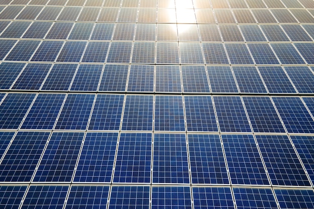 Vista aérea de la superficie de los paneles solares fotovoltaicos azules montados en el techo del edificio.