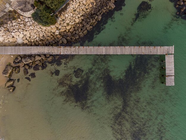 Foto vista aérea superior del agua turquesa con embarcadero de madera en un mar