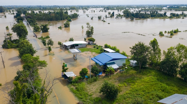 Vista aérea superior de arrozales inundados y el pueblo