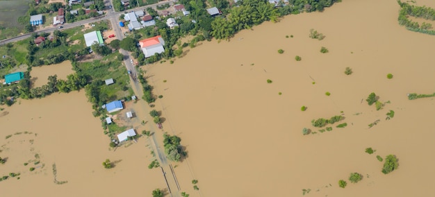 Vista aérea superior de arrozales inundados y el pueblo