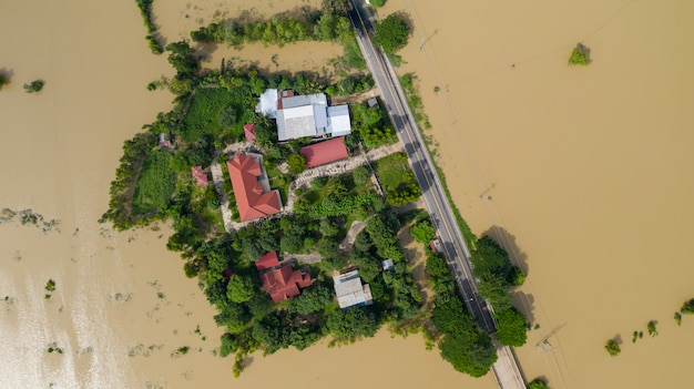 Vista aérea superior de arrozales inundados y el pueblo