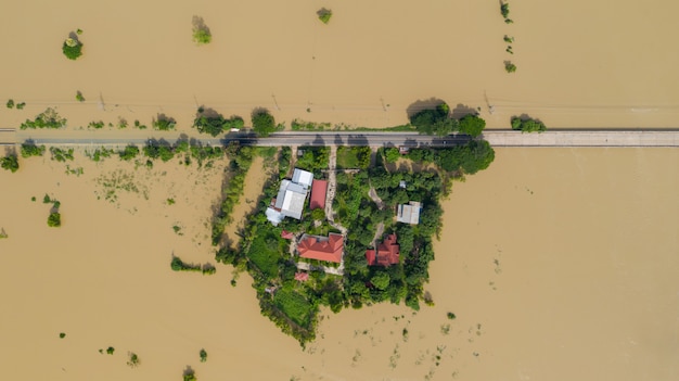 Foto vista aérea superior de arrozales inundados y el pueblo