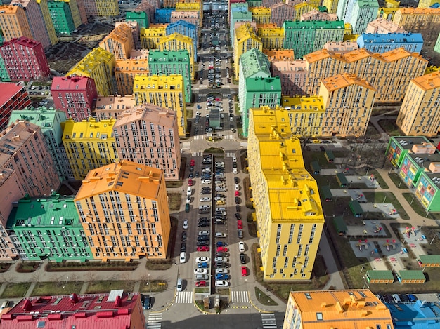 Vista aérea superior de un avión no tripulado en la colorida ciudad moderna