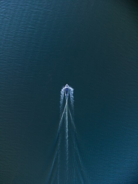 Foto vista aérea superior de un barco navegando en el lago