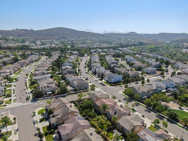 Vista aérea superior del barrio de clase media con villas en el sur de California, EE.UU.