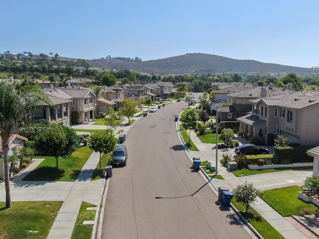 Vista aérea superior del barrio de clase media con villas en el sur de California, EE.UU.