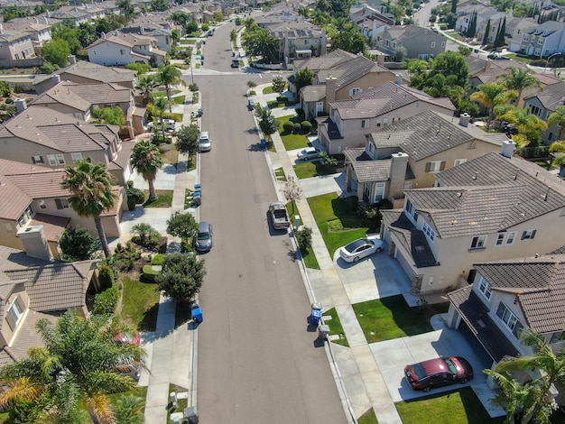 Foto vista aérea superior del barrio de clase media con villas en el sur de california, ee.uu.