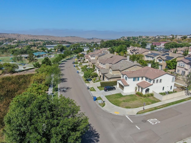 Vista aérea superior del barrio de clase media con villas en el sur de California, EE.UU.