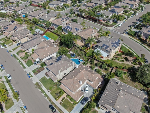 Vista aérea superior del barrio de clase media con villas en el sur de California, EE.UU.