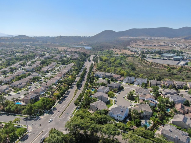 Vista aérea superior del barrio de clase media con villas en el sur de California, EE.UU.