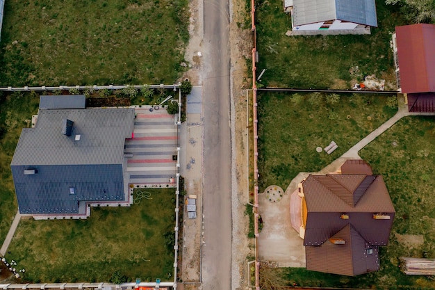 Vista aérea superior de una casa privada con patio pavimentado con césped verde con piso de cimentación de concreto