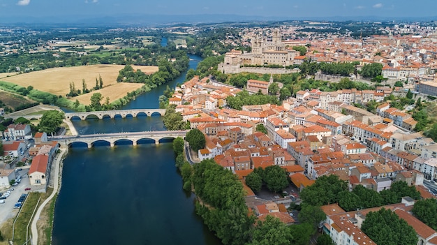 Vista aérea superior de la ciudad de Beziers, río y puentes desde arriba, sur de Francia