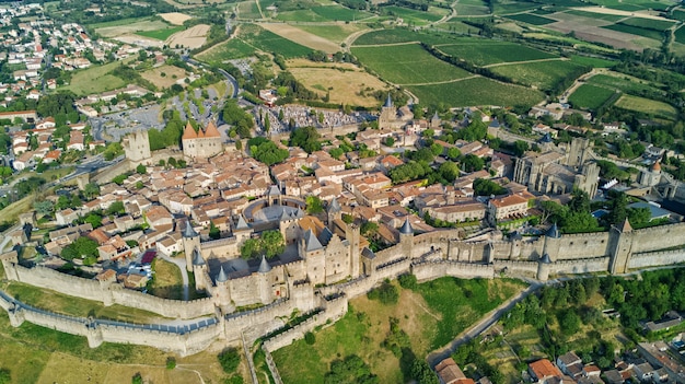 Vista aérea superior de la ciudad medieval de Carcasona y el castillo de la fortaleza desde arriba, Sourthern Francia