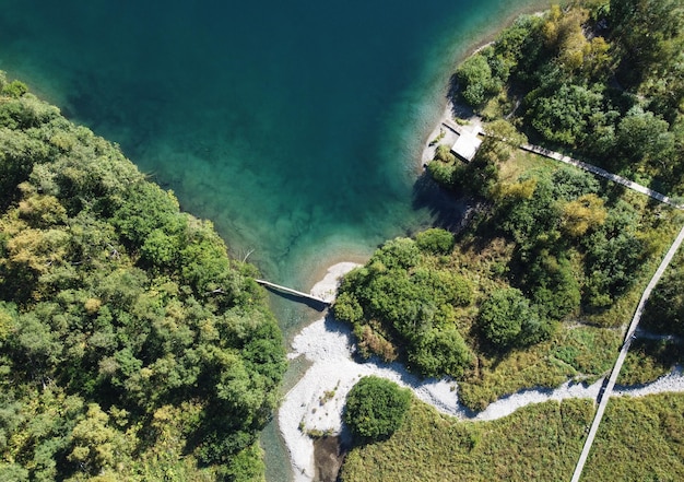 Vista aérea superior da água do lago azul e floresta verde