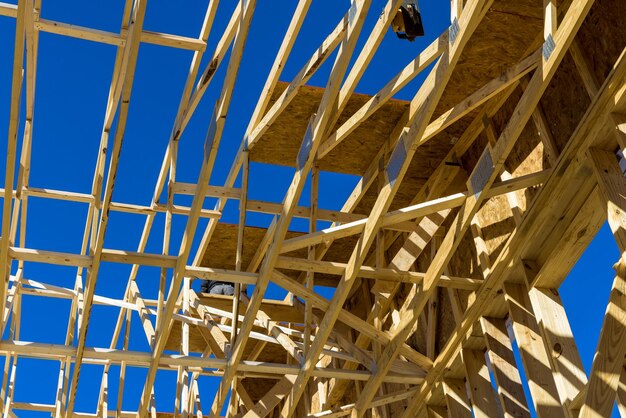Vista aérea superior da estrutura de madeira, da viga, da estrutura da casa, da vara construída, da casa em construção, da nova construção.