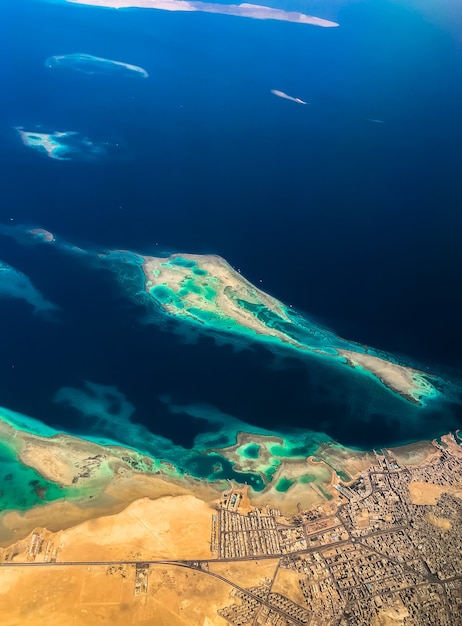 vista aérea superior das ilhas desertas egípcias do litoral do avião. Mar Vermelho Sharm Al Sheikh Egito