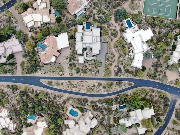 Vista aérea superior de casas de luxo de luxo com piscina e quadra de tênis em Scottsdale Phoenix Arizona