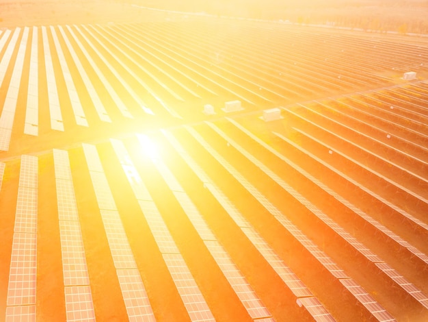 Foto vista aérea superior de uma usina de energia de painéis solares painéis solares fotovoltaicos ao nascer e pôr do sol no campo de cima tecnologia moderna cuidados com o clima terra economizando conceito de energia renovável