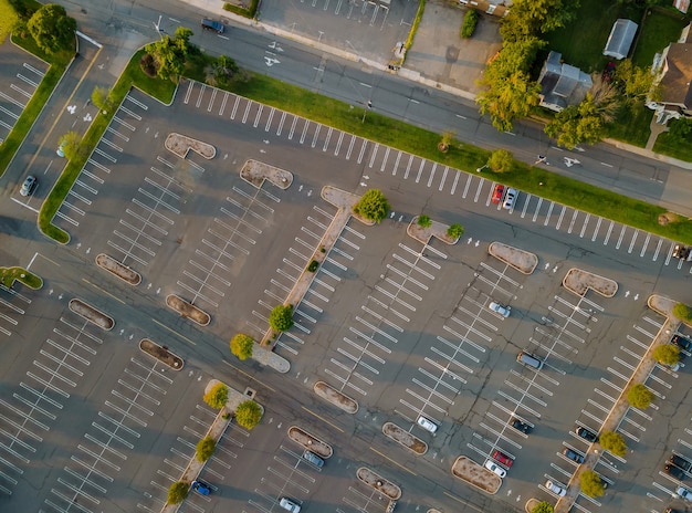 Vista aérea superior do carro no estacionamento perto do shopping center