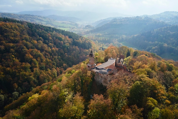 Vista aérea superior do castelo grodno em zagorze com bela paisagem de outono