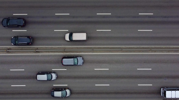 Vista aérea superior do conceito de transporte de tráfego automóvel rodoviário