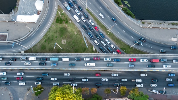 Vista aérea superior do cruzamento de cima, tráfego automóvel e congestionamento de muitos carros, conceito de transporte