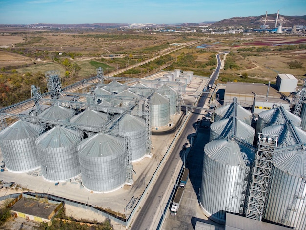 Vista aérea superior dos silos de armazenamento de grãos