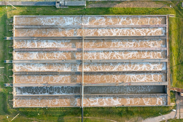 Vista aérea superior dos tanques de purificação da moderna estação de tratamento de águas residuais