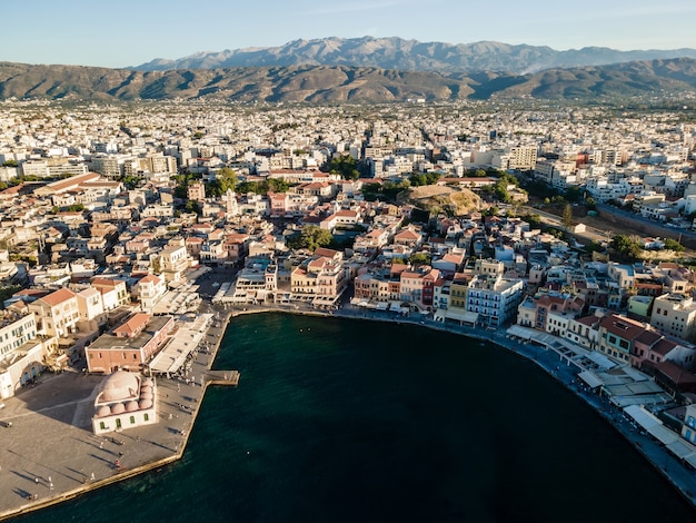 Vista aérea superior por drone de la ciudad de Chania en la isla de Creta