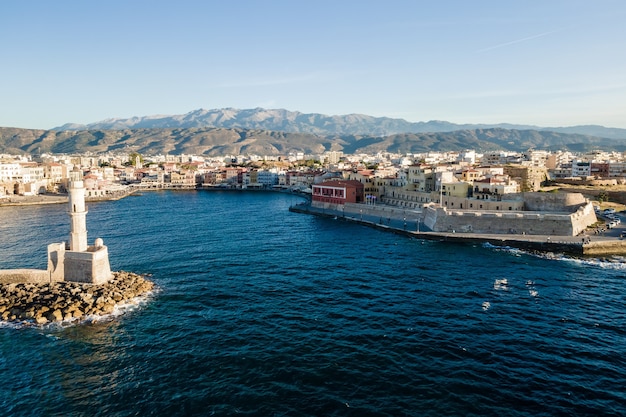 Vista aérea superior por drone de la ciudad de Chania en la isla de Creta