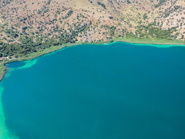 Vista aérea superior por drone del lago Kournas en la isla de Creta