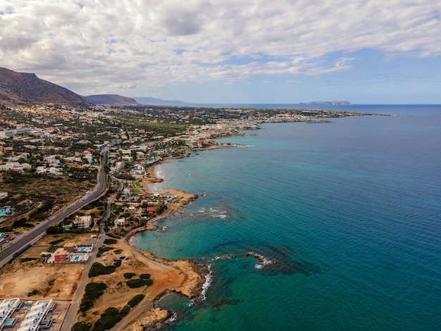 Vista aérea superior por drone del paisaje cretense con mar