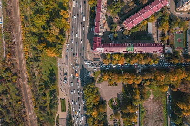 Vista aérea superior de la encrucijada con el tráfico de automóviles modernas intersecciones y cruces urbanos