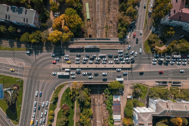 Foto vista aérea superior de la encrucijada con el tráfico de automóviles modernas intersecciones y cruces urbanos