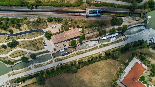 Vista aérea superior de las esclusas de Fonserannes en el canal du Midi