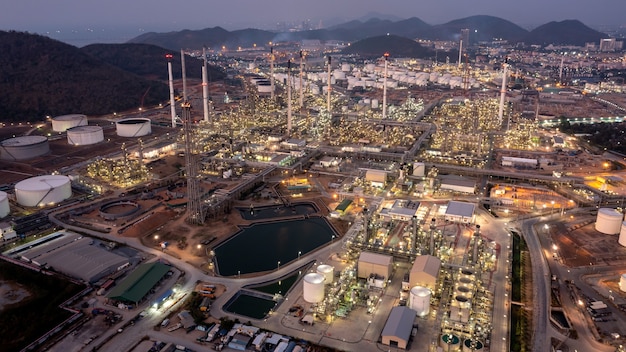 Vista aérea superior en el fondo de la refinería de petróleo y gas crepuscular, industria petroquímica empresarial, fábrica de petróleo y gas de refinería