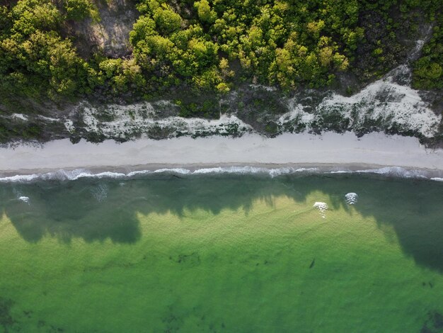 Vista aérea superior de la hermosa playa salvaje en Bulgaria