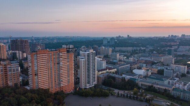 Vista aérea superior del horizonte de la ciudad de Kiev en la puesta de sol desde arriba, el centro de Kiev, el centro de la ciudad en la noche, capital de Ucrania