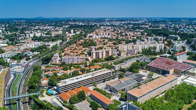 Vista aérea superior del horizonte de la ciudad de Montpellier desde arriba, sur de Francia