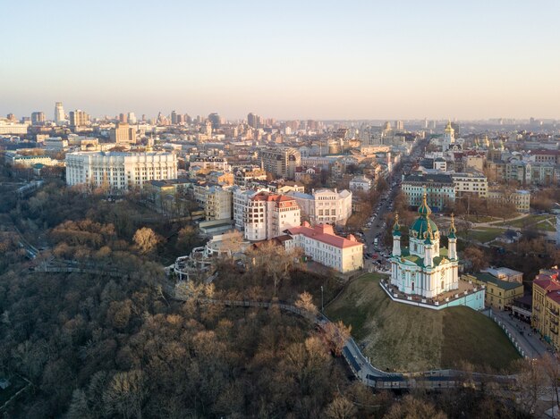 Foto vista aérea superior de la iglesia de san andrés y el distrito de podol en la ciudad de kiev, ucrania. foto de dron