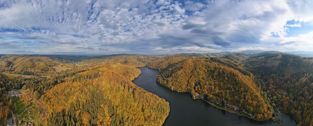 Vista aérea superior del increíble paisaje otoñal con montañas cubiertas de bosque y río hermoso n