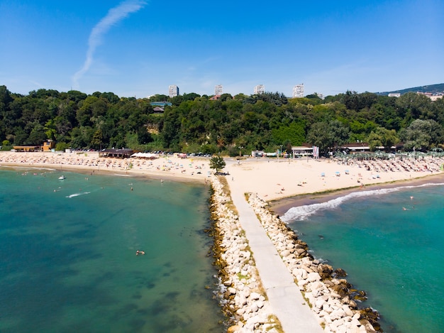 Vista aérea superior del muelle en la playa de Varna, Bulgaria