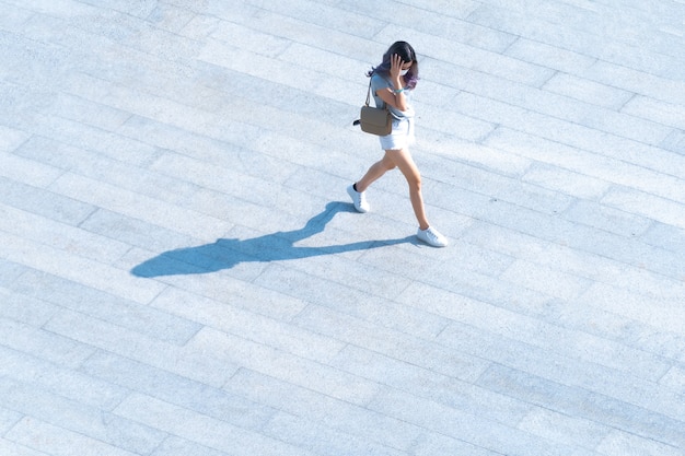 Vista aérea superior mujer gente con mascarilla caminar nueva vida normal prevención de la pandemia covid