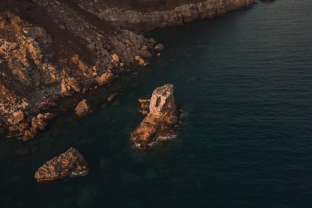 vista aérea superior noite drone acima do mar Adriático em montenegro. pôr do sol da montanha marinha ensolarada